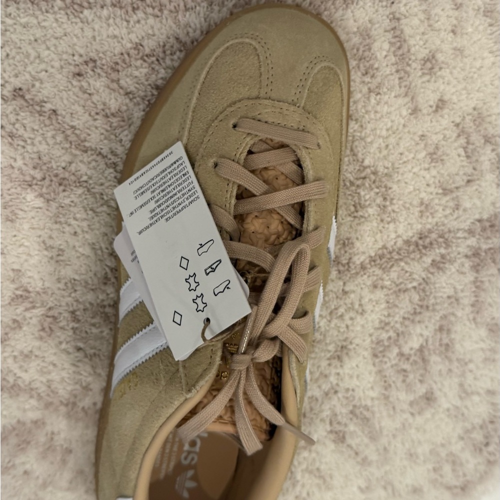 NIB - adidas Gazelle - magic beige / cloud white / gum - women’s size 8 - Picture 3 of 5